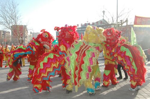 酒泉市2011年元宵節(jié)社火匯演期間，部分社火隊(duì)來(lái)公司拜年
