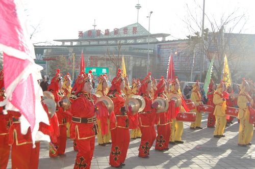 酒泉市2011年元宵節(jié)社火匯演期間，部分社火隊(duì)來(lái)公司拜年
