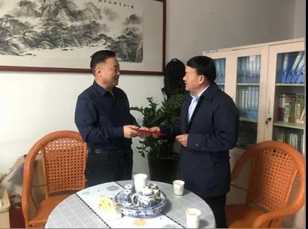 敦煌種業(yè)領(lǐng)導(dǎo)看望慰問公司老干部、老黨員及困難黨員職工