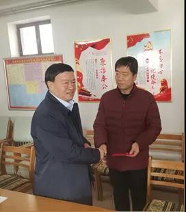 敦煌種業(yè)領(lǐng)導(dǎo)看望慰問公司老干部、老黨員及困難黨員職工